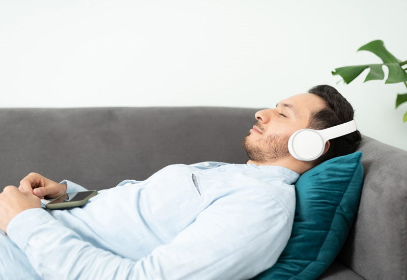 עייף אותי בבקשה! המלצות לפודקאסטים שינמנמו אתכם