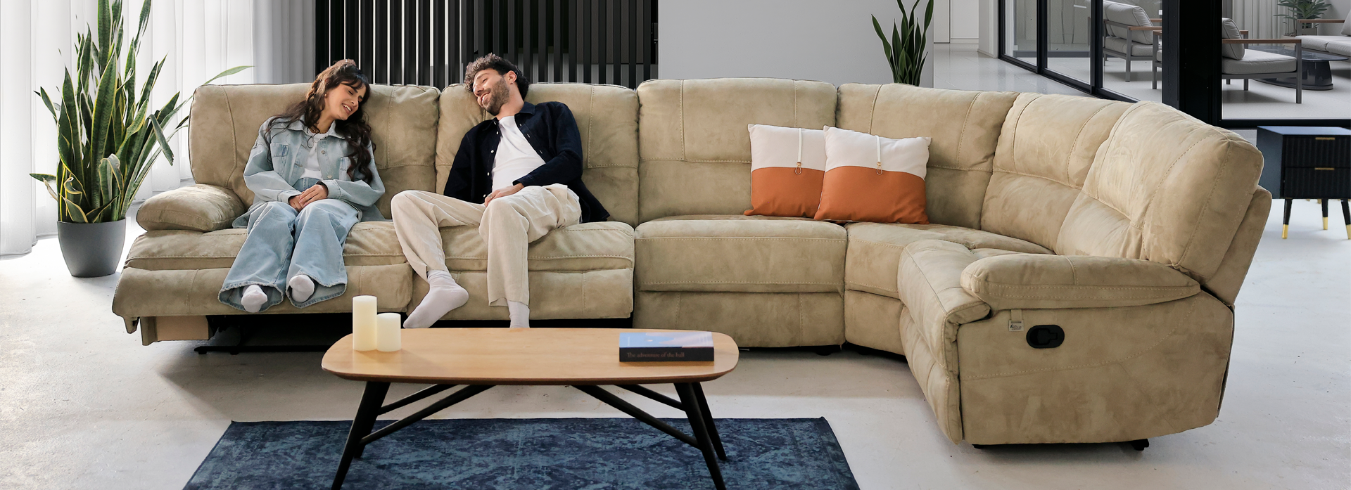 שני אנשים יושבים על ספה